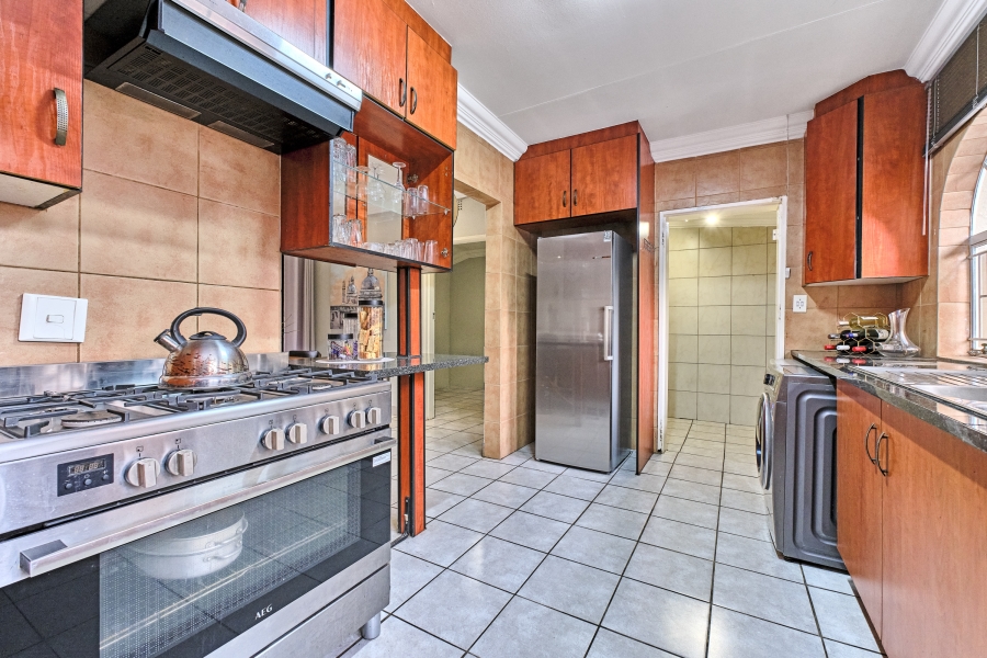 4 Bedroom Property for Sale in Kloofendal Gauteng