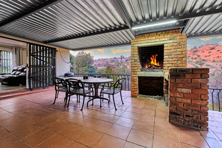 4 Bedroom Property for Sale in Kloofendal Gauteng