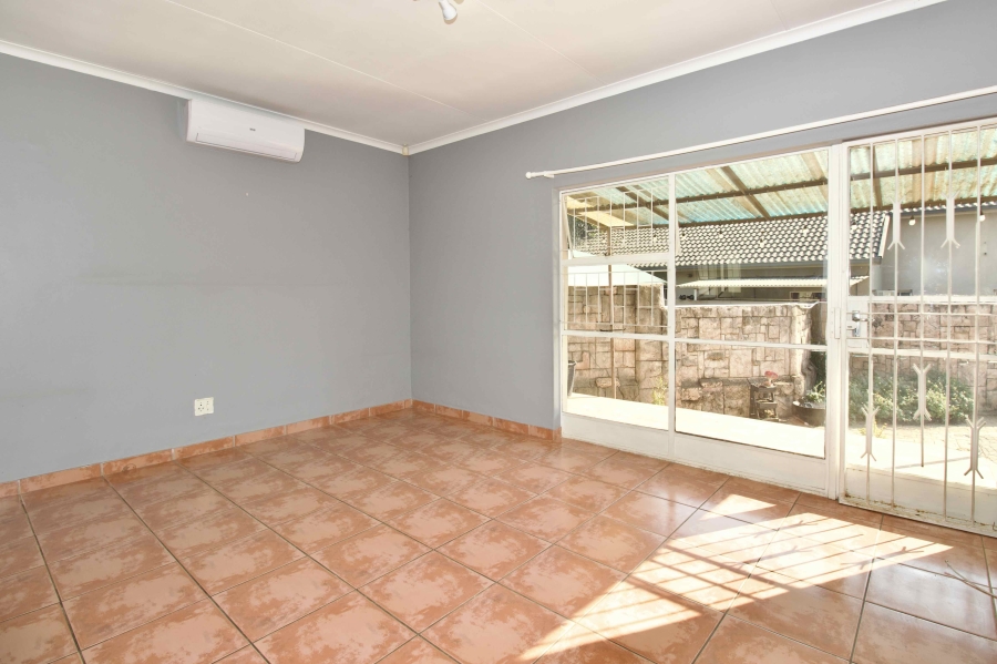 8 Bedroom Property for Sale in Eldoraigne Gauteng
