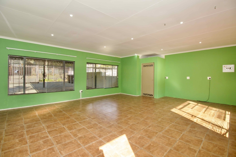 8 Bedroom Property for Sale in Eldoraigne Gauteng