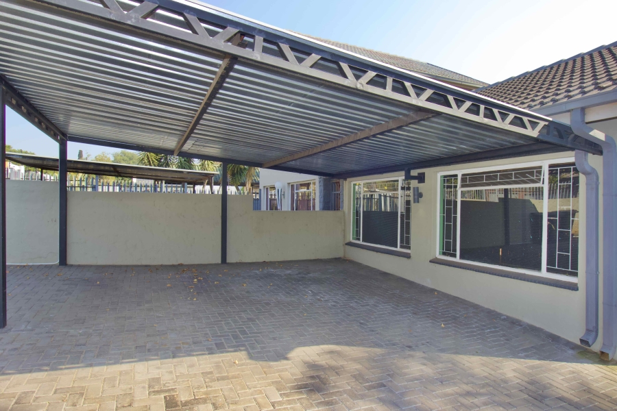 8 Bedroom Property for Sale in Eldoraigne Gauteng