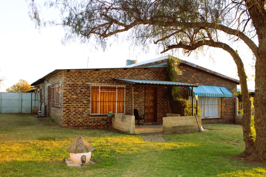 8 Bedroom Property for Sale in Mooilande Gauteng