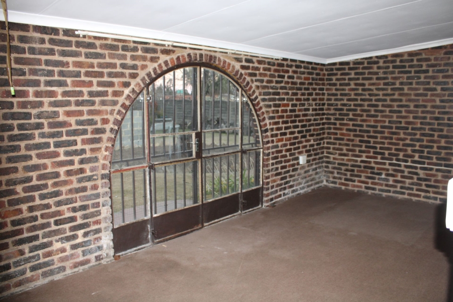 8 Bedroom Property for Sale in Mooilande Gauteng