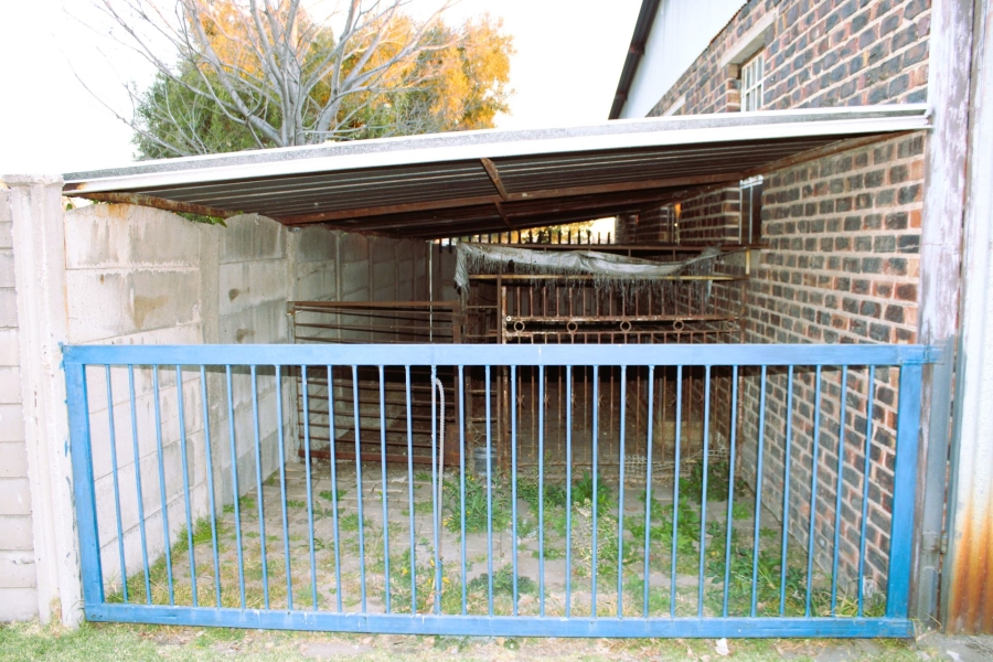 8 Bedroom Property for Sale in Mooilande Gauteng
