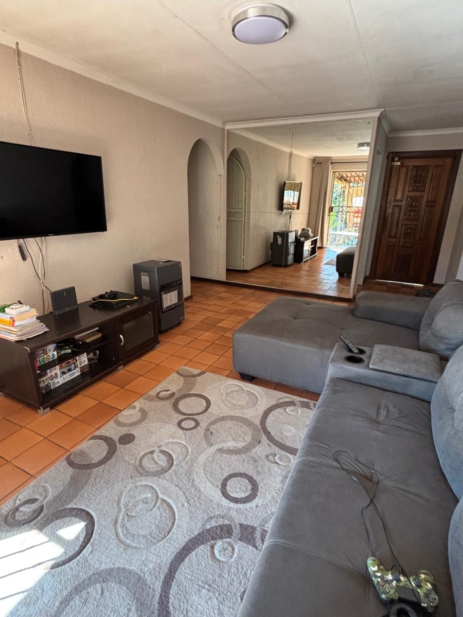 3 Bedroom Property for Sale in Wilgeheuwel Gauteng