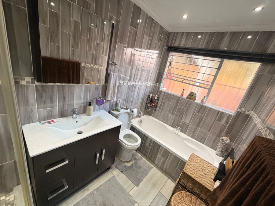 2 Bedroom Property for Sale in Mayberry Park Gauteng