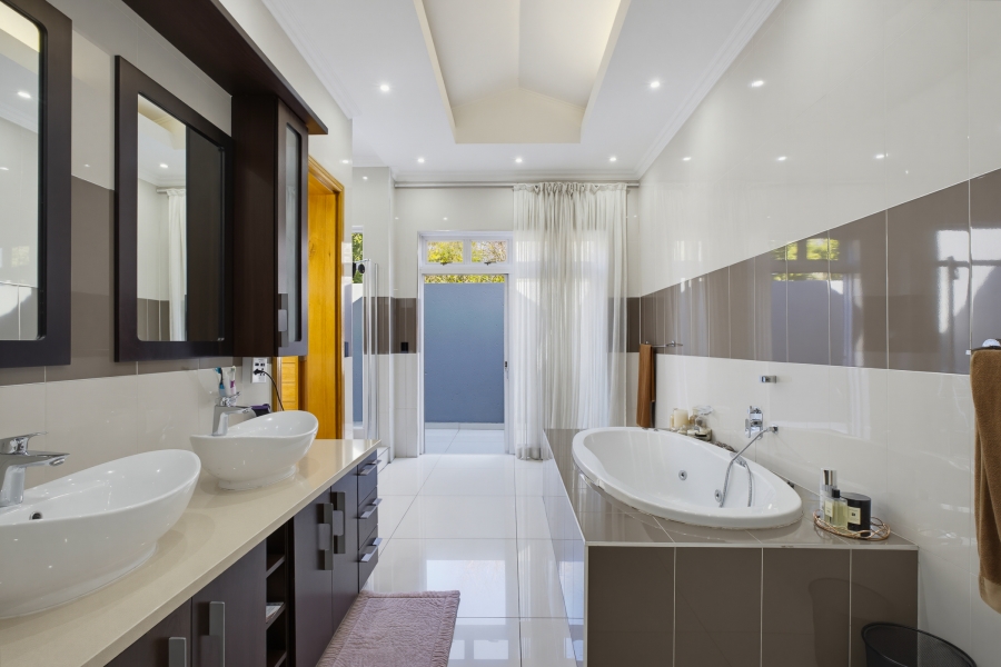 4 Bedroom Property for Sale in Senderwood Gauteng