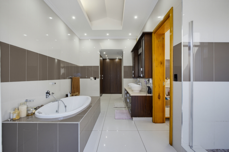 4 Bedroom Property for Sale in Senderwood Gauteng