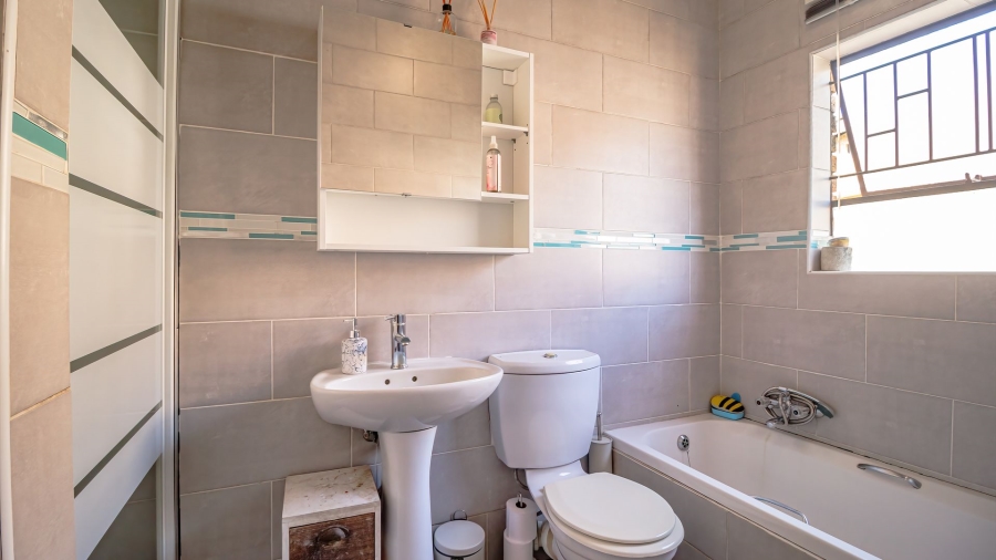 3 Bedroom Property for Sale in Corlett Gardens Gauteng