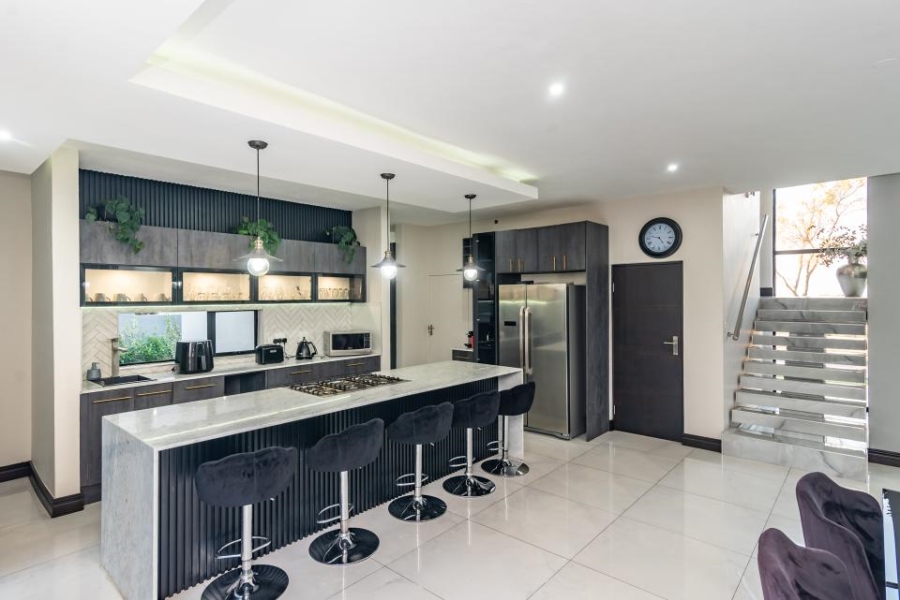 6 Bedroom Property for Sale in Lombardy Estate Gauteng