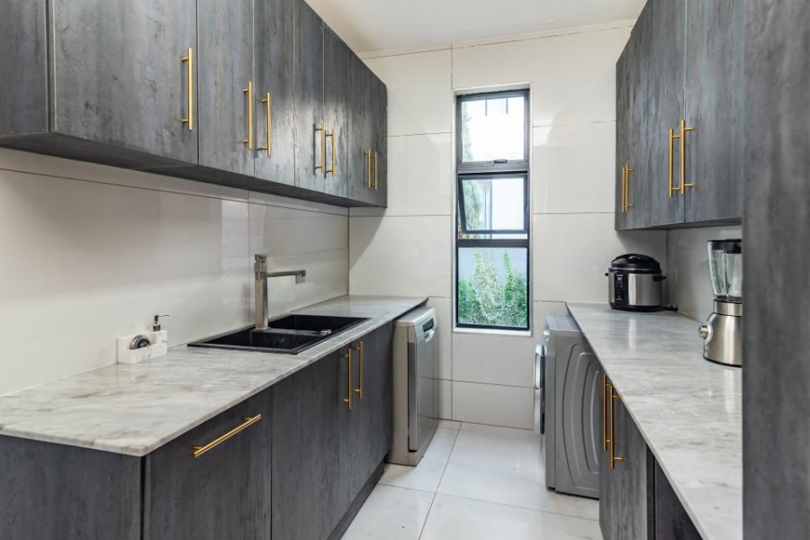 6 Bedroom Property for Sale in Lombardy Estate Gauteng