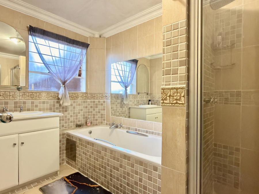 6 Bedroom Property for Sale in Die Wilgers Gauteng