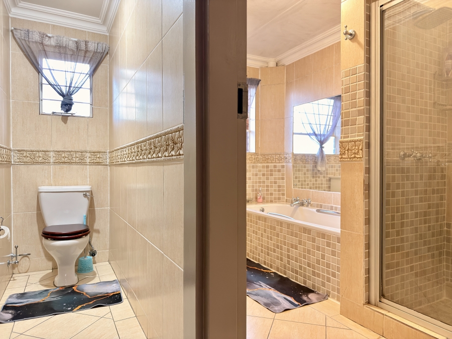 6 Bedroom Property for Sale in Die Wilgers Gauteng