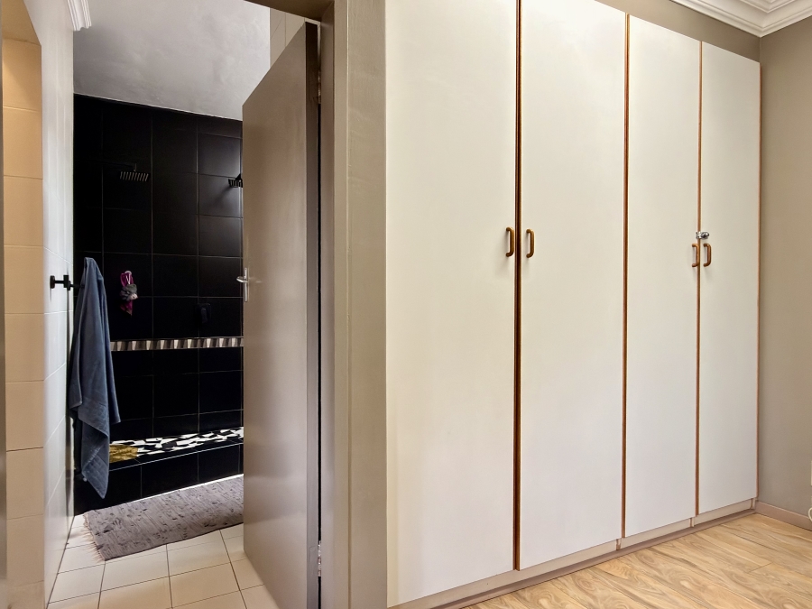 6 Bedroom Property for Sale in Die Wilgers Gauteng