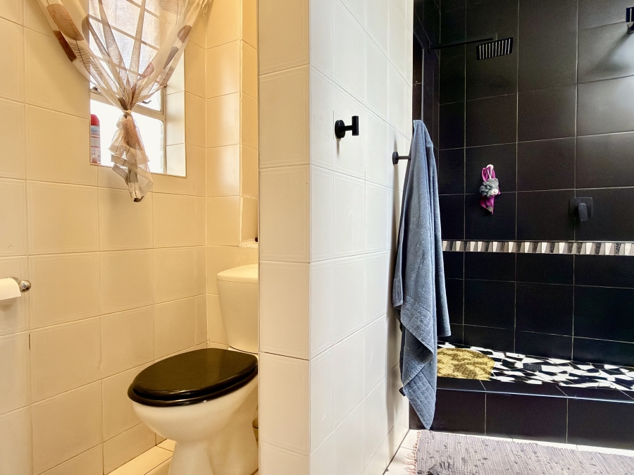 6 Bedroom Property for Sale in Die Wilgers Gauteng