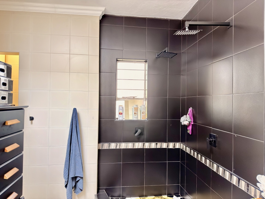 6 Bedroom Property for Sale in Die Wilgers Gauteng