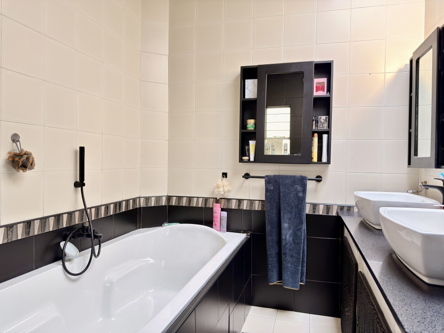 6 Bedroom Property for Sale in Die Wilgers Gauteng