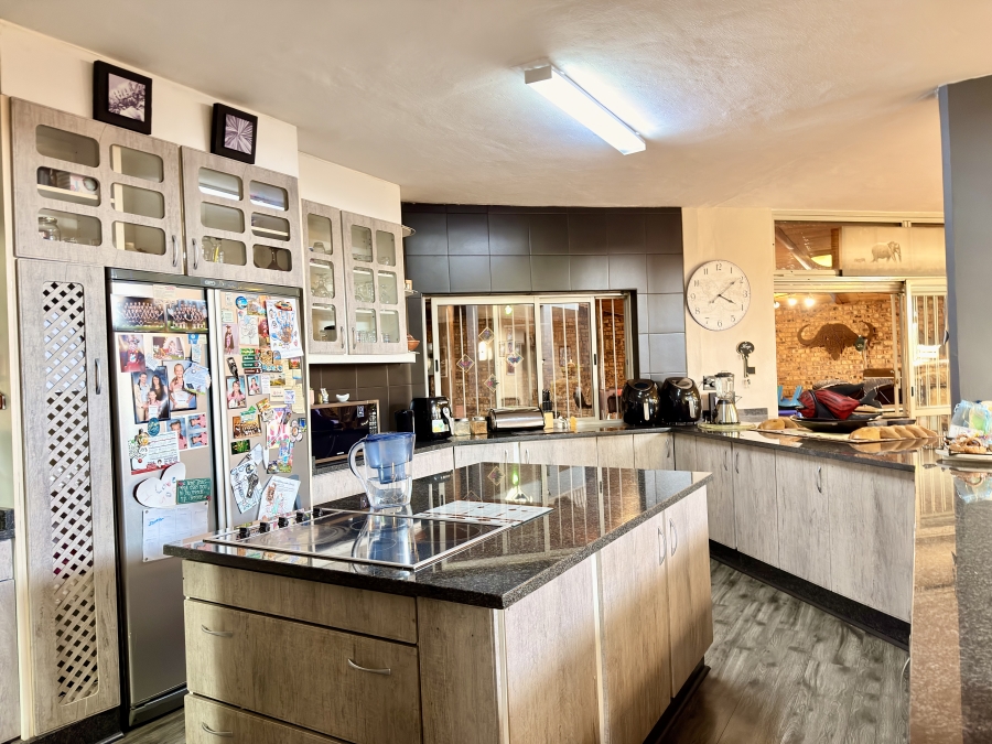 6 Bedroom Property for Sale in Die Wilgers Gauteng