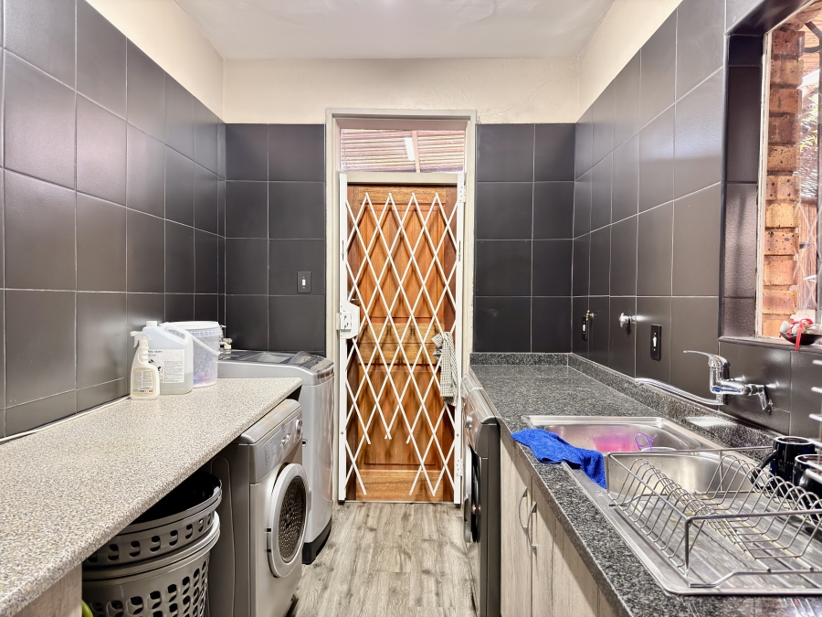 6 Bedroom Property for Sale in Die Wilgers Gauteng
