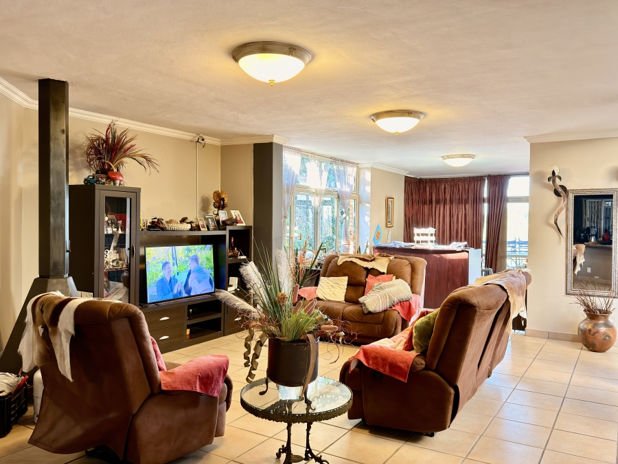 6 Bedroom Property for Sale in Die Wilgers Gauteng