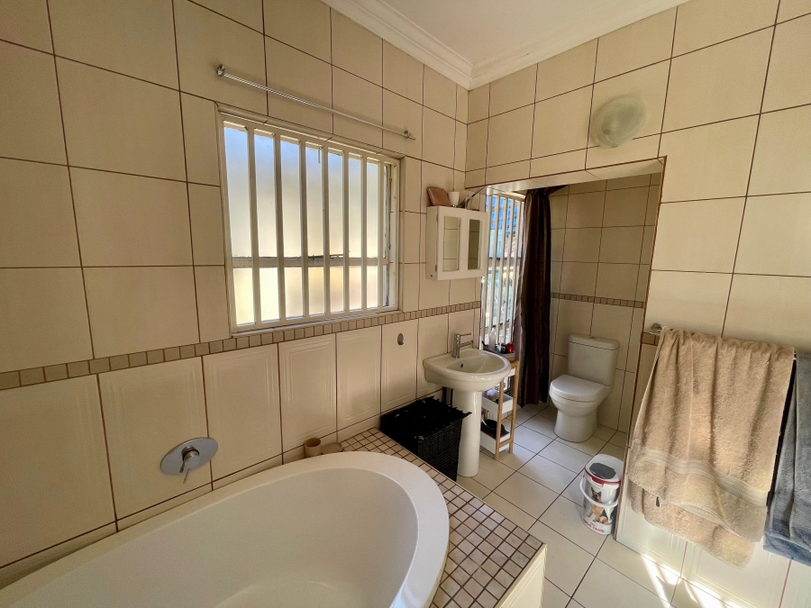 5 Bedroom Property for Sale in Erasmusrand Gauteng