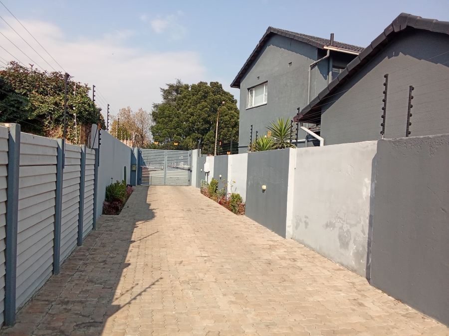 To Let 4 Bedroom Property for Rent in Brackenhurst Gauteng