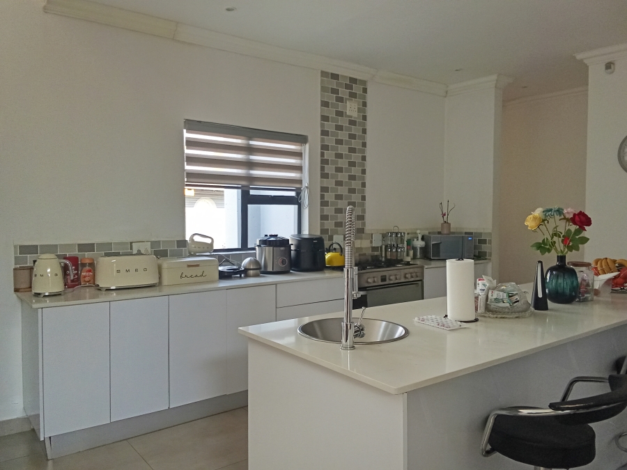 To Let 4 Bedroom Property for Rent in Brackenhurst Gauteng