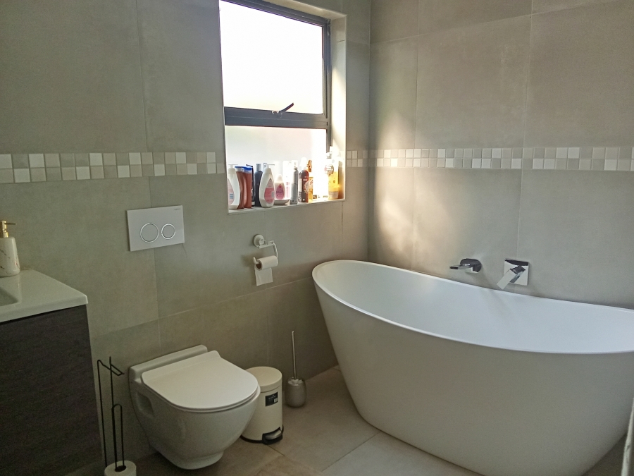 To Let 4 Bedroom Property for Rent in Brackenhurst Gauteng