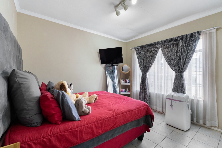 2 Bedroom Property for Sale in Magaliessig Gauteng