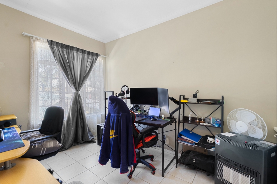 2 Bedroom Property for Sale in Magaliessig Gauteng