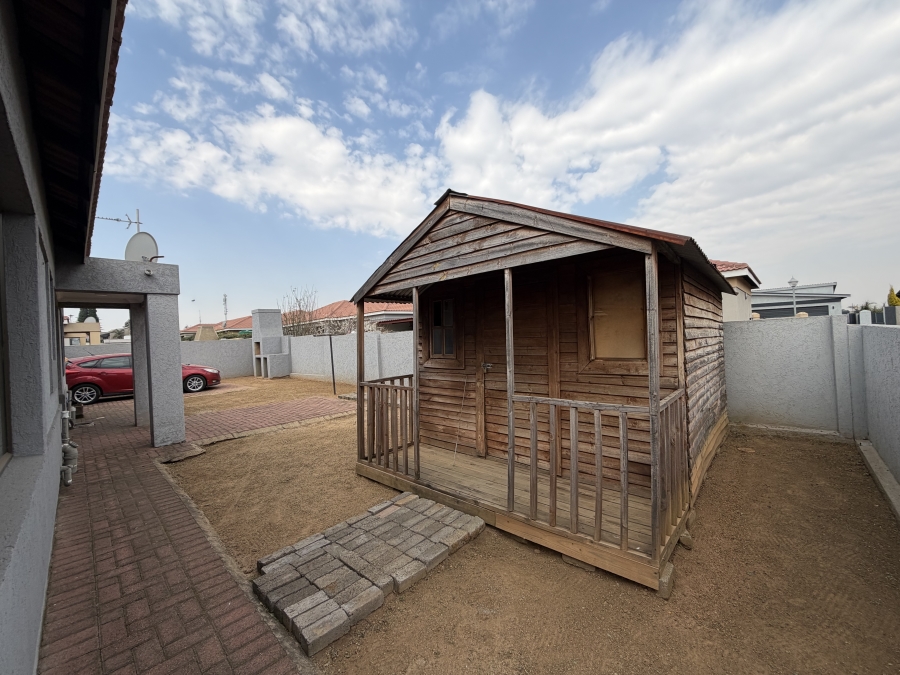 To Let 3 Bedroom Property for Rent in Sonneveld Gauteng