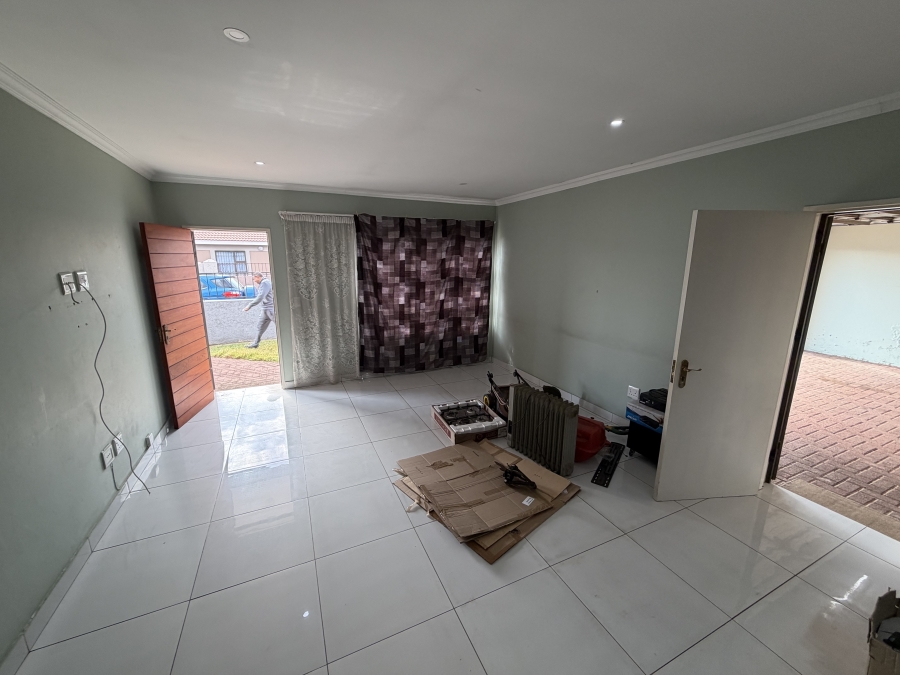To Let 3 Bedroom Property for Rent in Sonneveld Gauteng