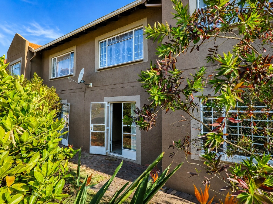 3 Bedroom Property for Sale in Die Hoewes Gauteng