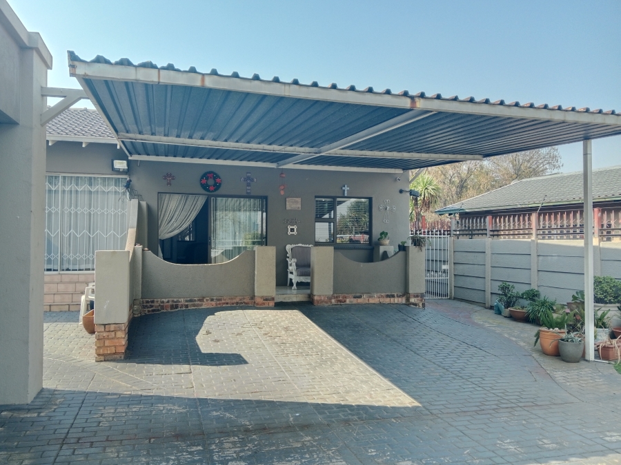 4 Bedroom Property for Sale in Verwoerdpark Gauteng