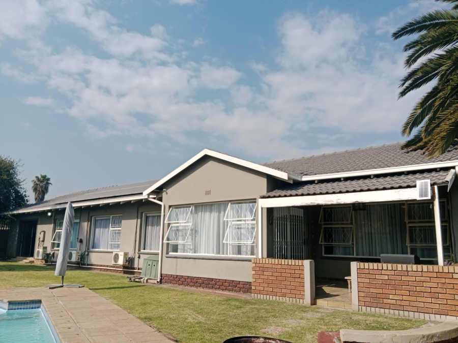 4 Bedroom Property for Sale in Verwoerdpark Gauteng