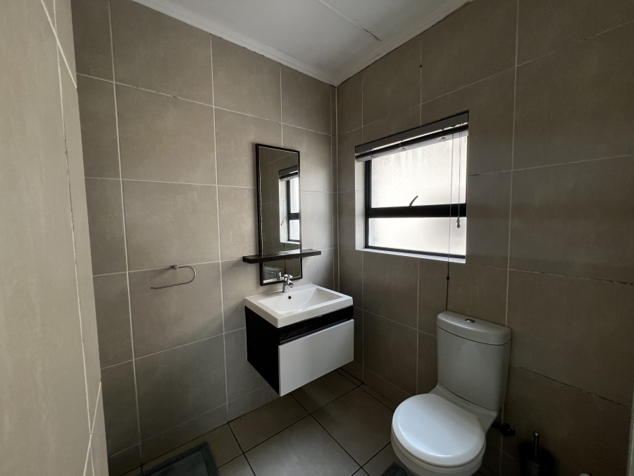 To Let 2 Bedroom Property for Rent in Petervale Gauteng