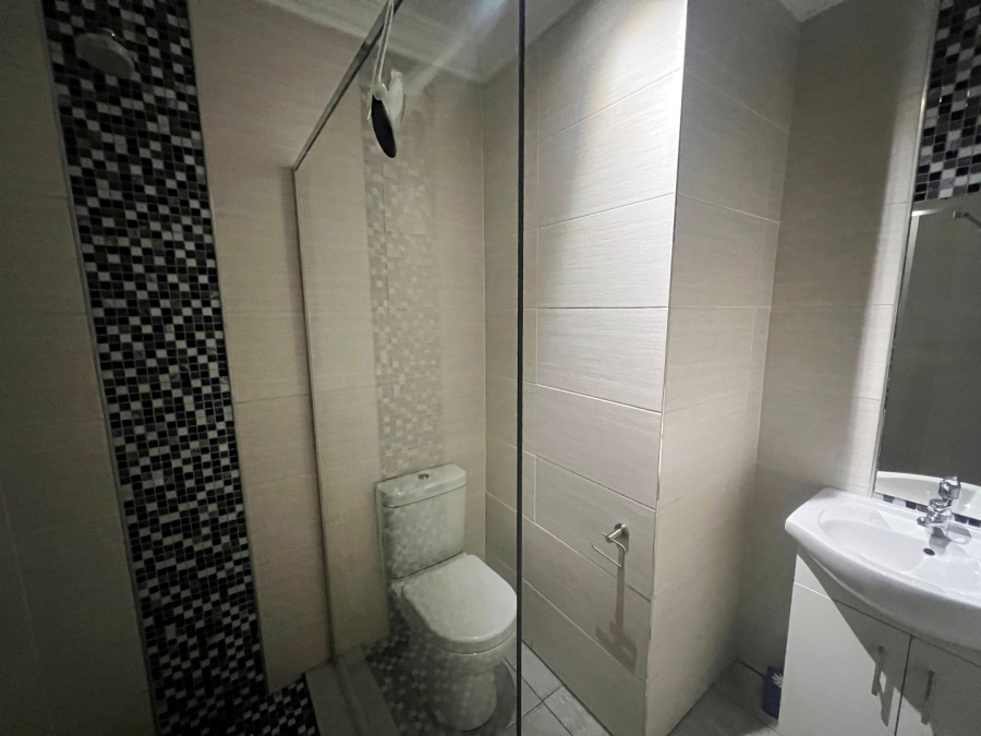 To Let 2 Bedroom Property for Rent in Khyber Rock Gauteng