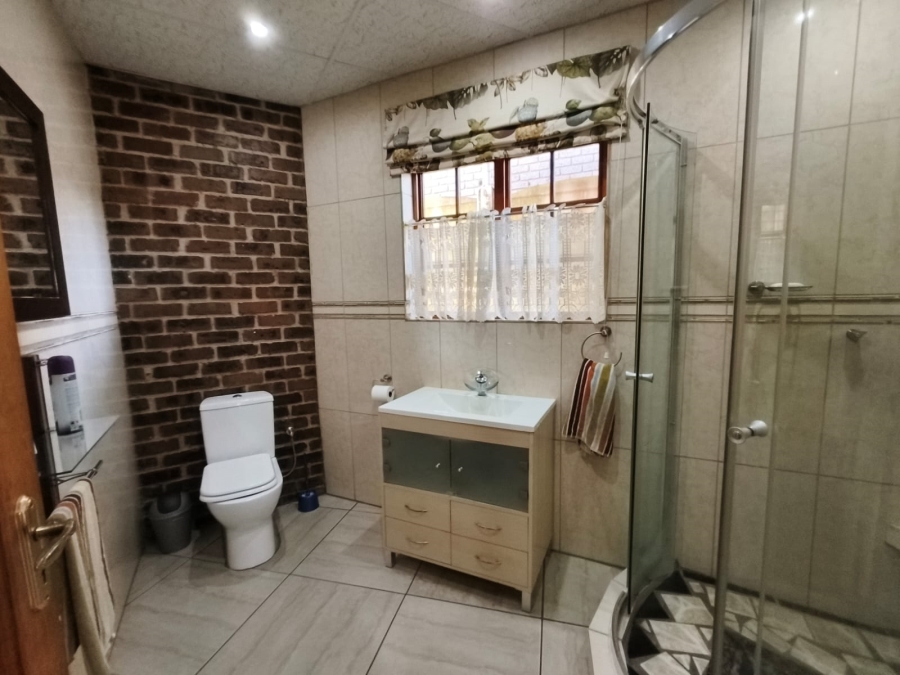 To Let Commercial Property for Rent in Unitas Park Gauteng
