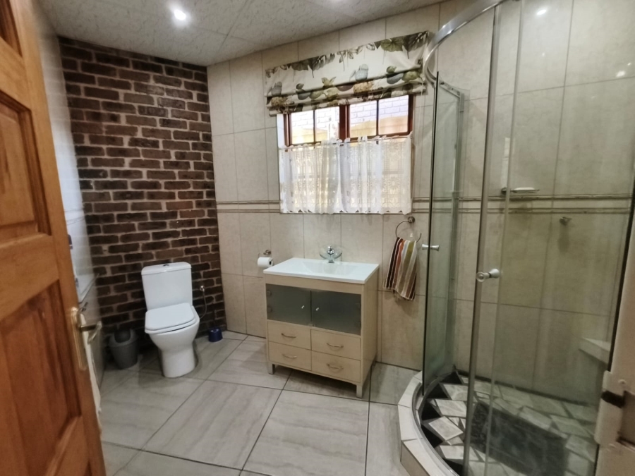 To Let Commercial Property for Rent in Unitas Park Gauteng