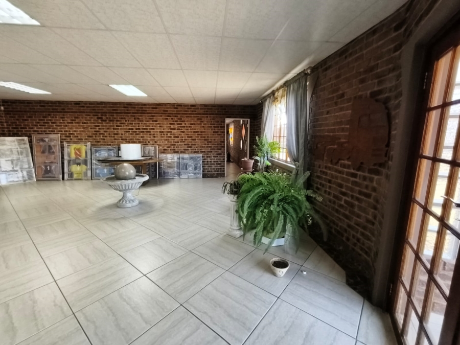 To Let Commercial Property for Rent in Unitas Park Gauteng