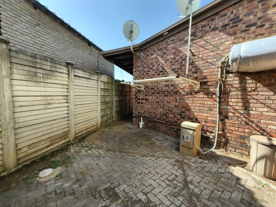 To Let Commercial Property for Rent in Unitas Park Gauteng