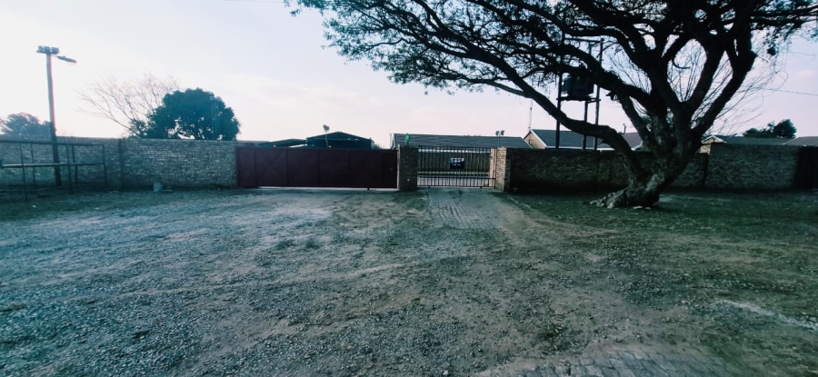 4 Bedroom Property for Sale in Loumarina A H Gauteng