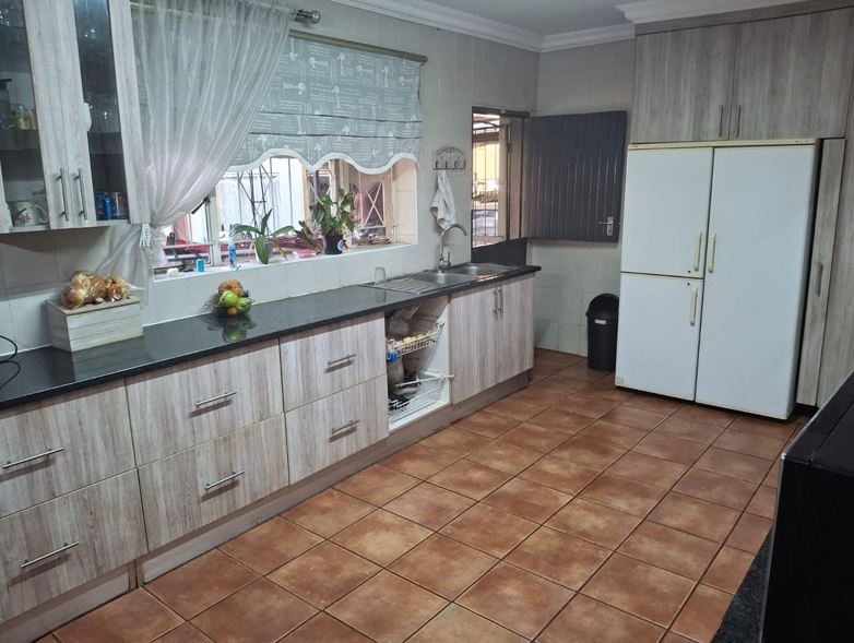5 Bedroom Property for Sale in Middelvlei A H Gauteng