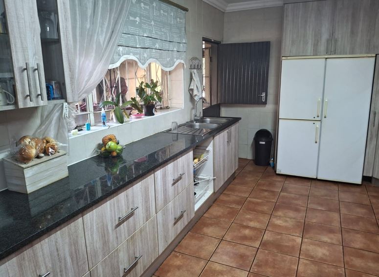 5 Bedroom Property for Sale in Middelvlei A H Gauteng