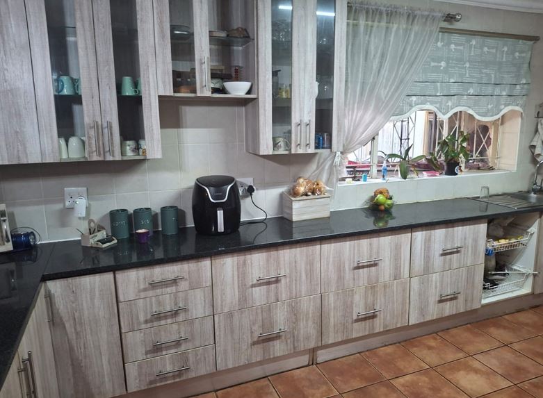 5 Bedroom Property for Sale in Middelvlei A H Gauteng