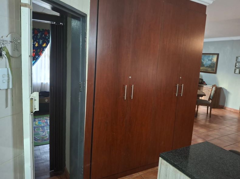 5 Bedroom Property for Sale in Middelvlei A H Gauteng