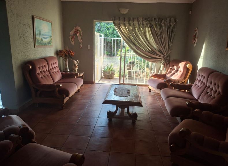 5 Bedroom Property for Sale in Middelvlei A H Gauteng