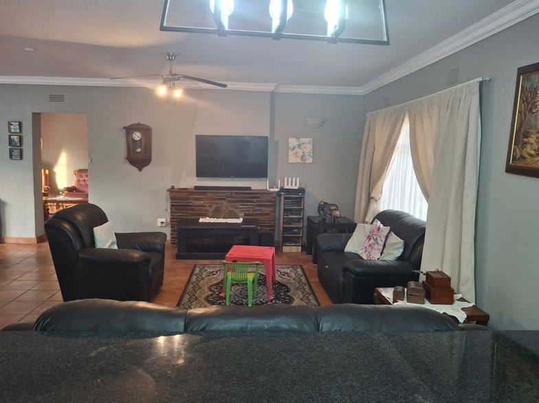 5 Bedroom Property for Sale in Middelvlei A H Gauteng