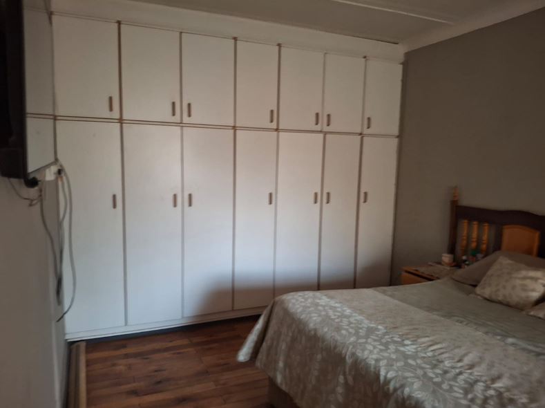 5 Bedroom Property for Sale in Middelvlei A H Gauteng