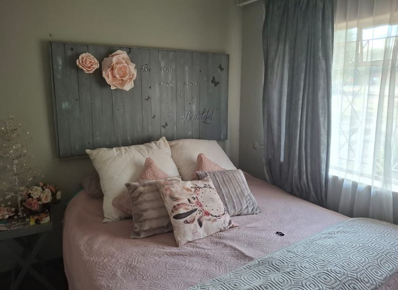 5 Bedroom Property for Sale in Middelvlei A H Gauteng